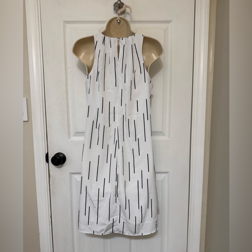 Alfani White Black Abstract Stripe Sleeveless Shift Dress Size 2 - Picture 4 of 11